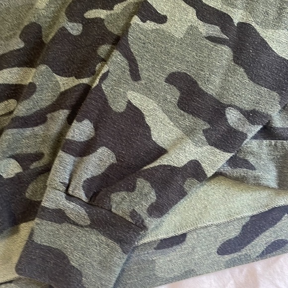 Lightly worn camo long sleeve top. Perfect conditions. Originally from express - Picture 3 of 7
